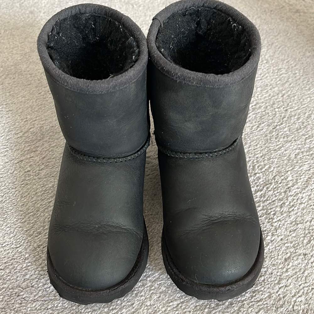 Girls black Ugg boots in size 11